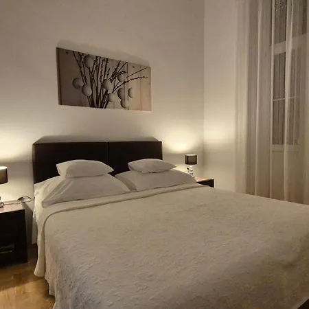 Tisa Old Town בית הארחה 3*