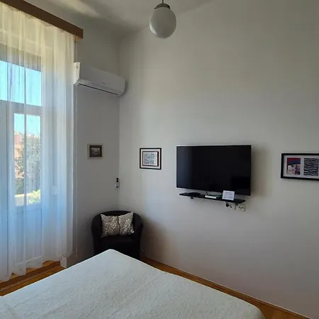 Tisa Old Town בית הארחה 3*