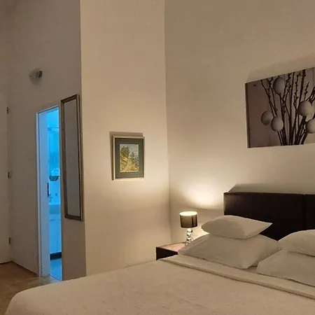 Tisa Old Town בית הארחה 3*