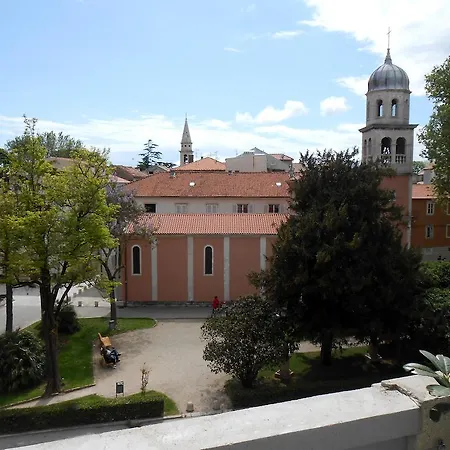 Tisa Old Town בית הארחה 3*