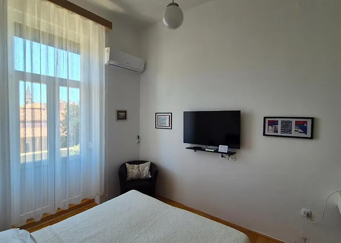 Rooms Tisa Old Town Guest house 3*