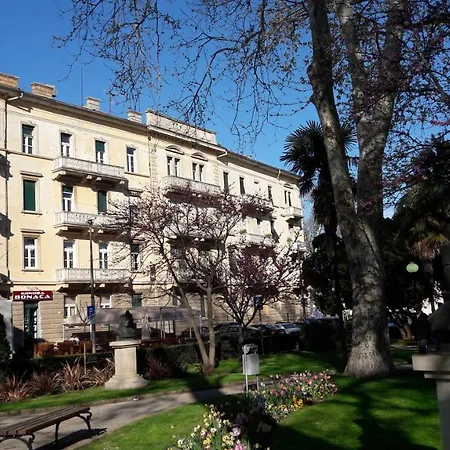 Konukevi Tisa Old Town 3*